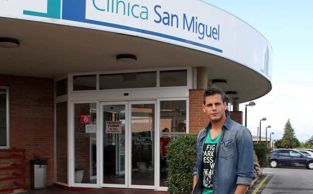Jon Echaide, intervenido de menisco en la Clínica San Miguel