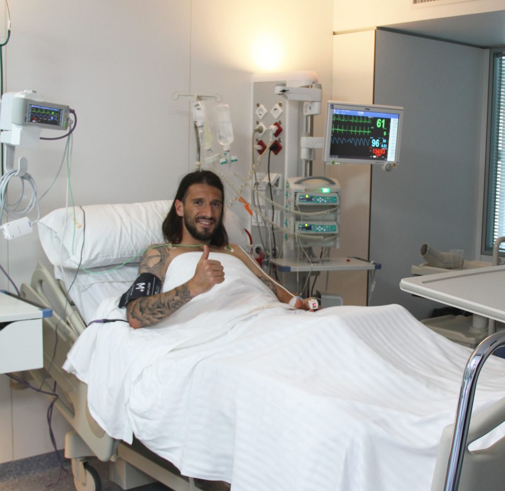 Vujadinovic, hospitalizado en Clínica San Miguel con neumotórax y dos costillas rotas