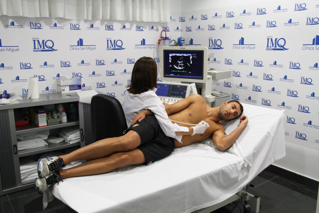 Mario Fernández Cuesta pasa el reconocimiento médico en Clínica San Miguel
