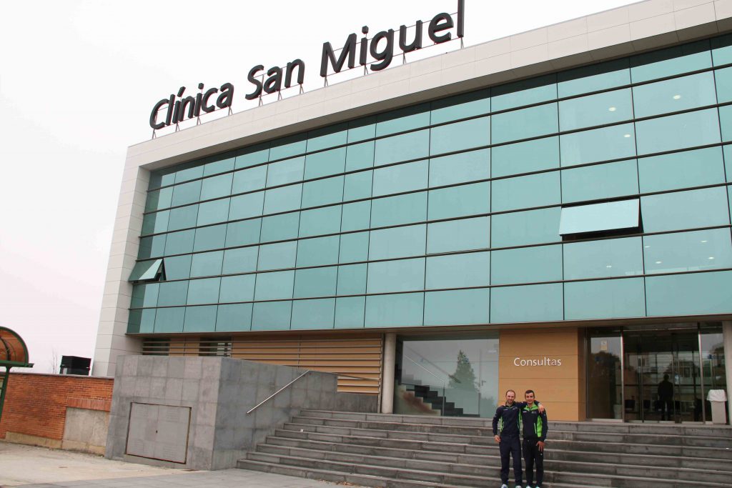 Ciclistas del Movistar Team en Clínica San Miguel