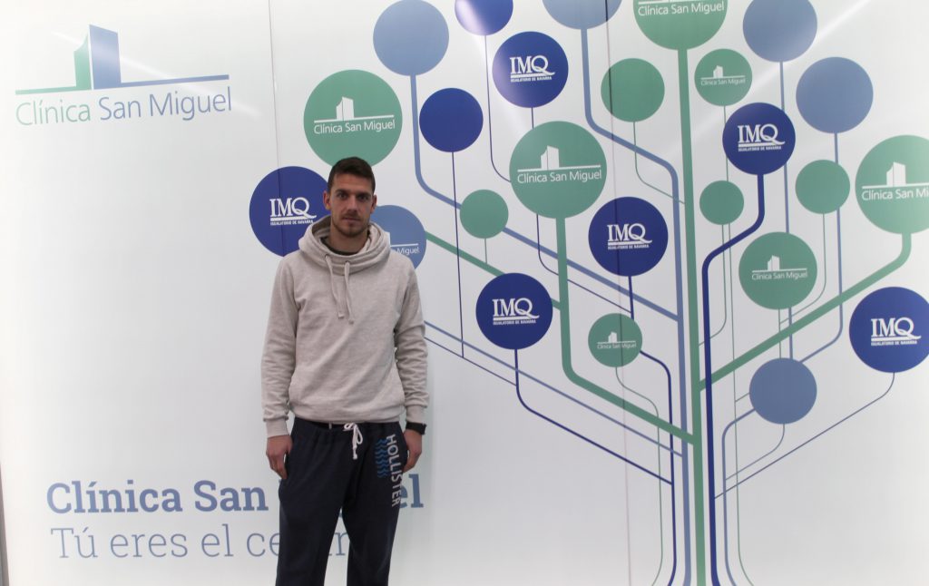 Jugadores del CA Osasuna acuden a Clínica San Miguel
