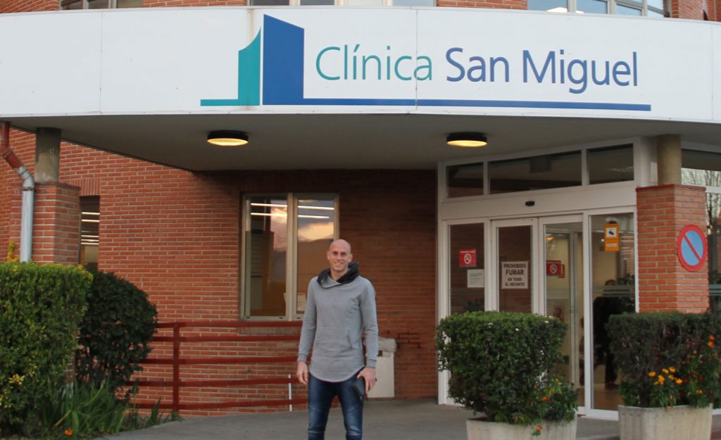 El guardameta rojillo Nauzet, visita Clínica San Miguel por molestias en los isquiotibiales del muslo derecho