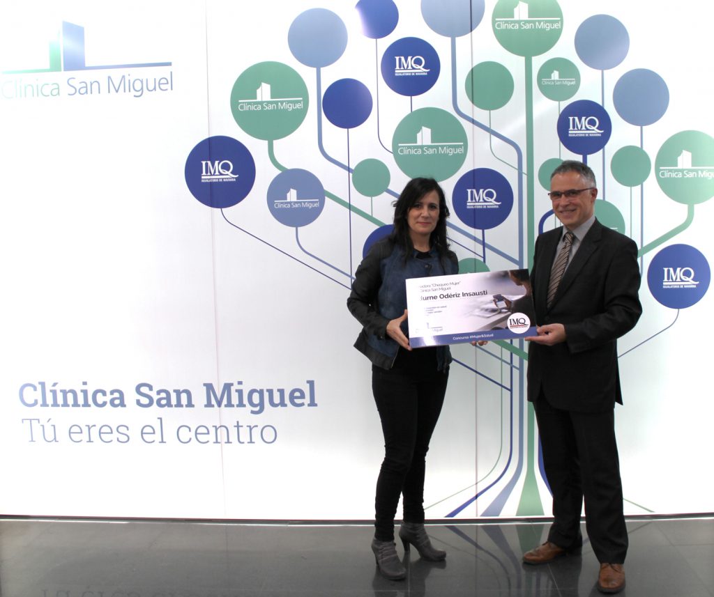 Edurne Odériz, ganadora del ‘Chequeo Mujer’, recoge su premio en Clínica San Miguel
