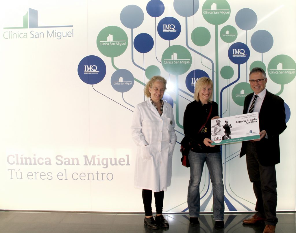 La ganadora del ‘Chequeo Deportivo’, Rebeca Artieda, recoge su premio en Clínica San Miguel