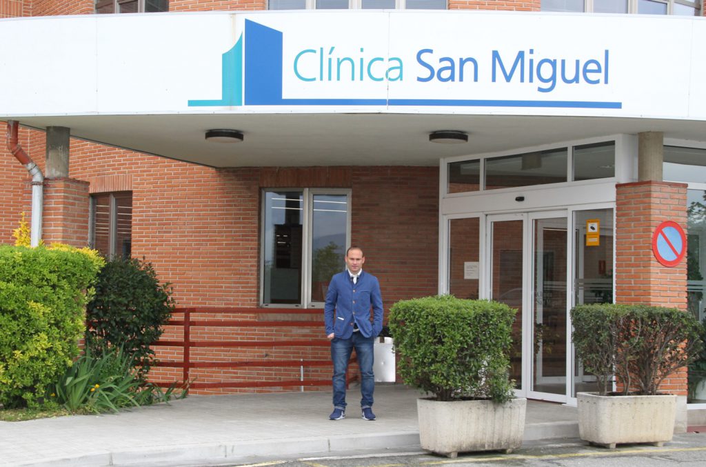 Los jugadores del C.A. Osasuna, Oier Sanjurjo y Nino, en Clínica San Miguel