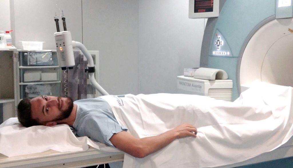 Roberto Torres se realiza una resonancia magnética en Clínica San Miguel