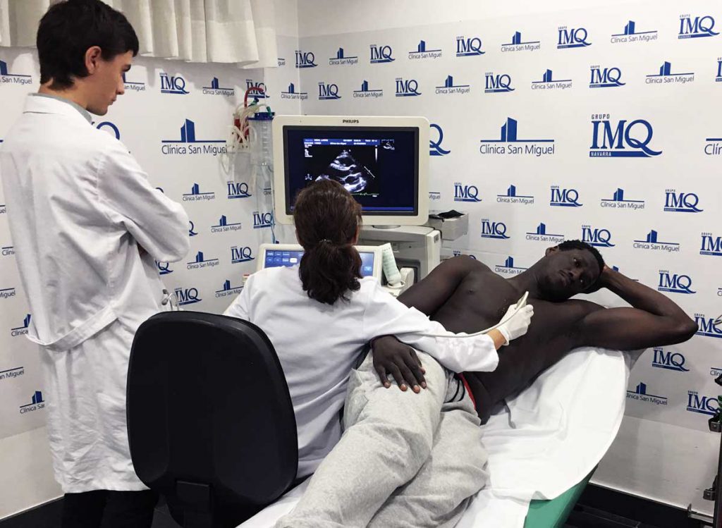 Lamine Dieng, última incorporación al Basket Navarra, pasa su reconocimiento médico en Clínica San Miguel