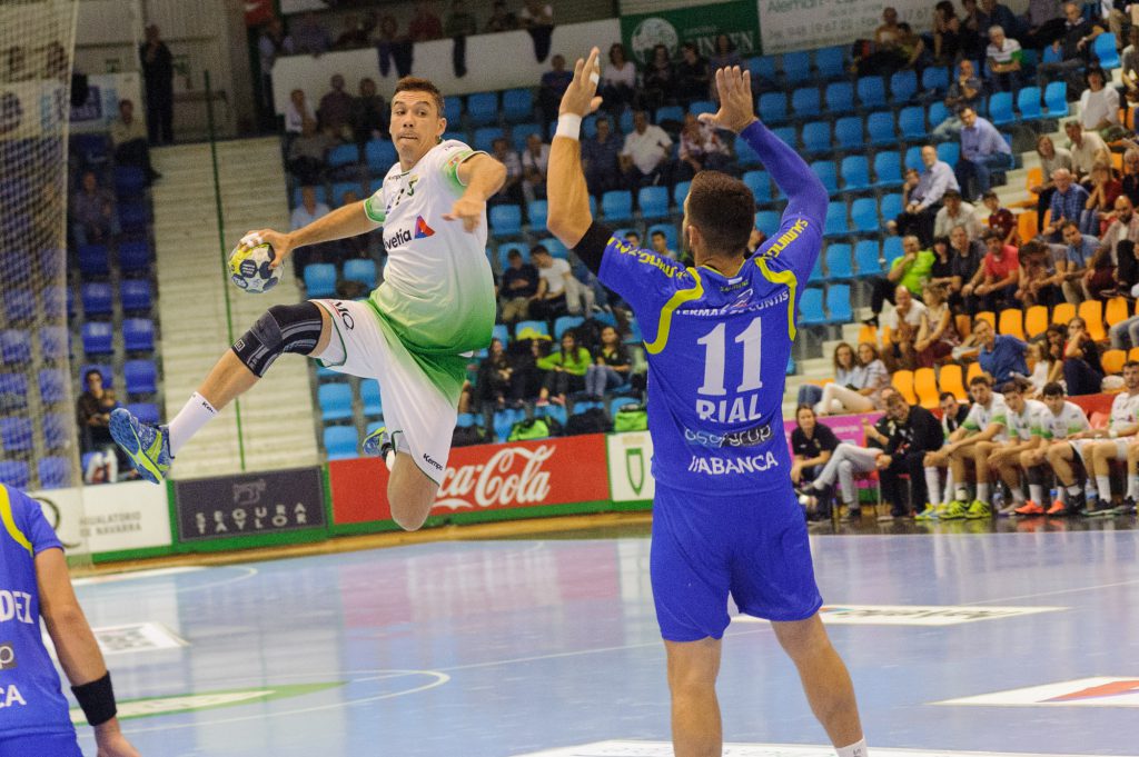 Mikel Aguirrezabalaga, jugador del Anaitasuna, operado por el Dr. Alfaro de una fractura de peroné