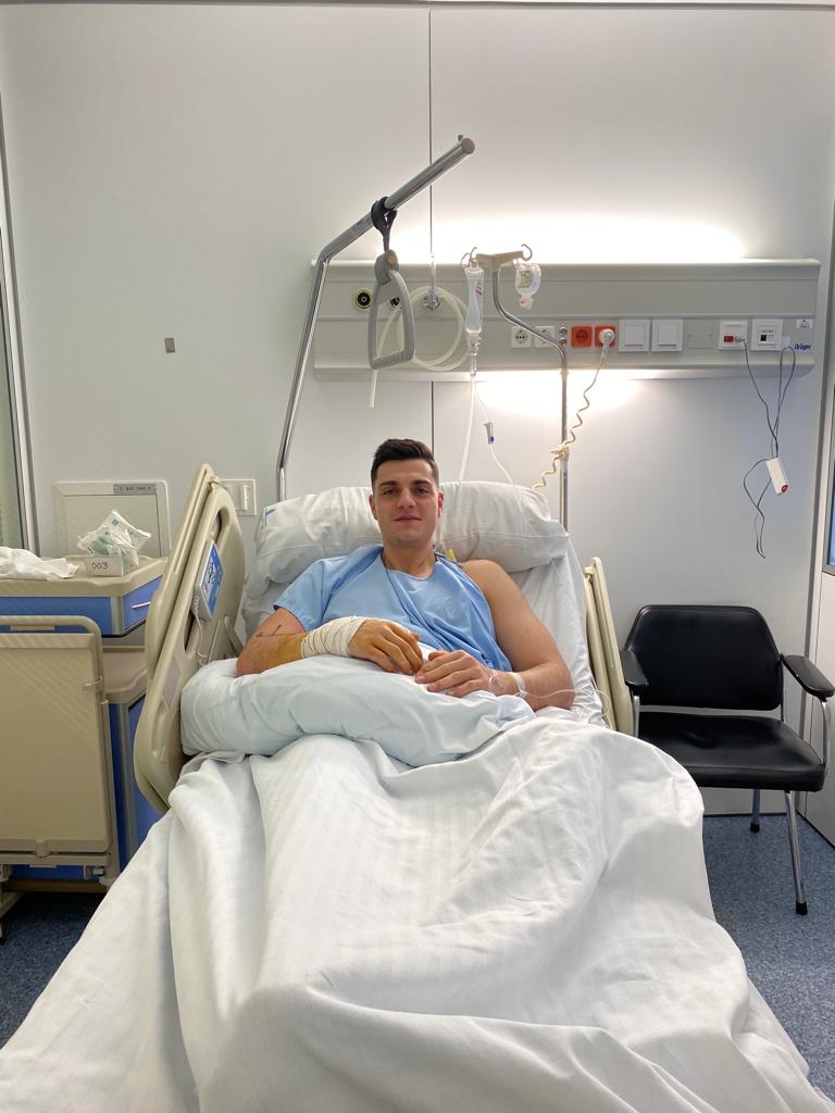 Edu Fernández, intervenido en Clínica San Miguel tras romperse el ligamento de un dedo